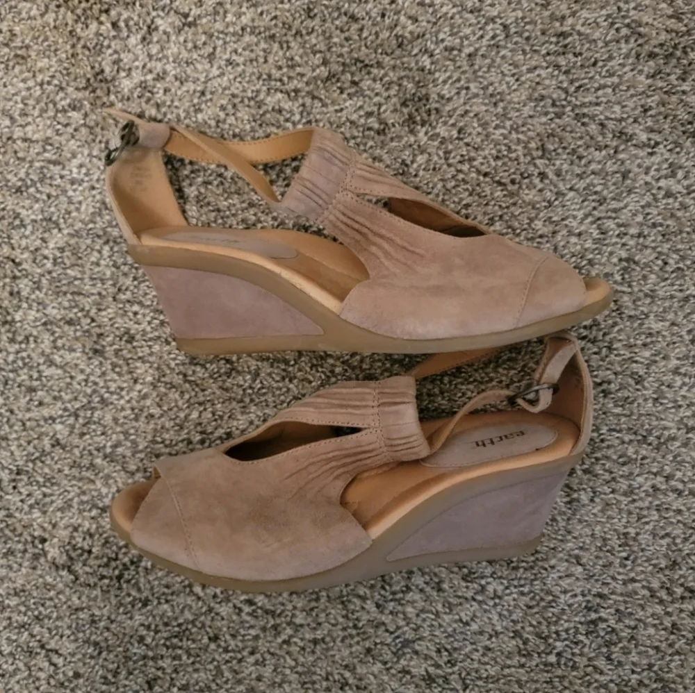 Womens Suede Earth Caper Wedges